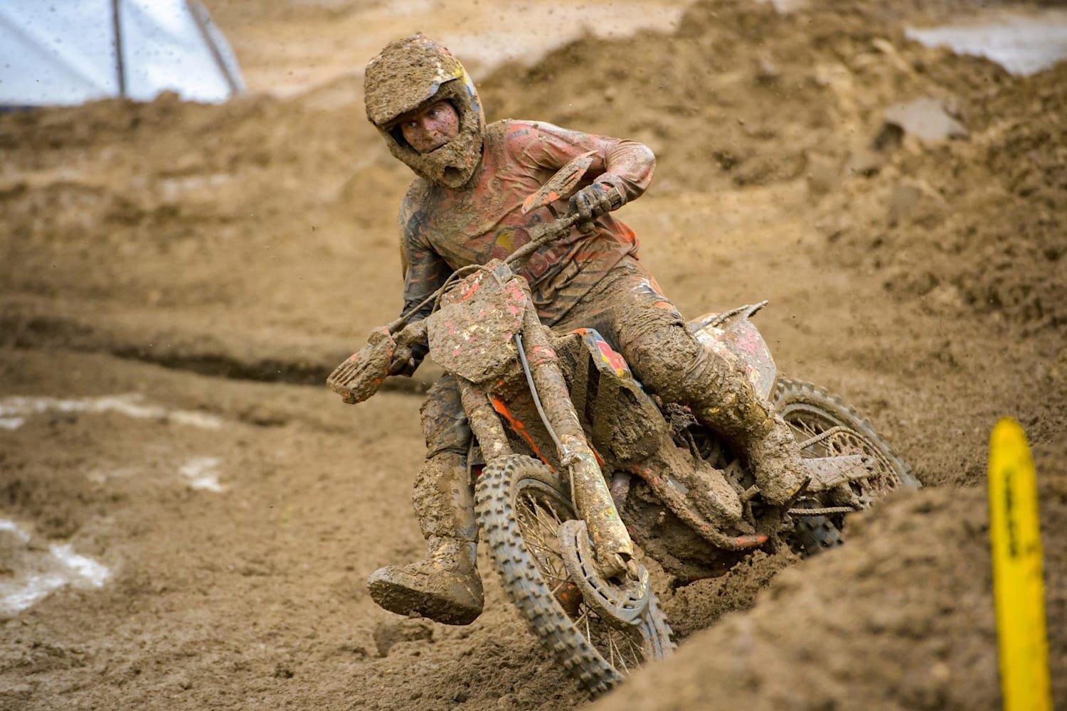 1641092057_3-hdpic-club-p-enduro-gryaz-4